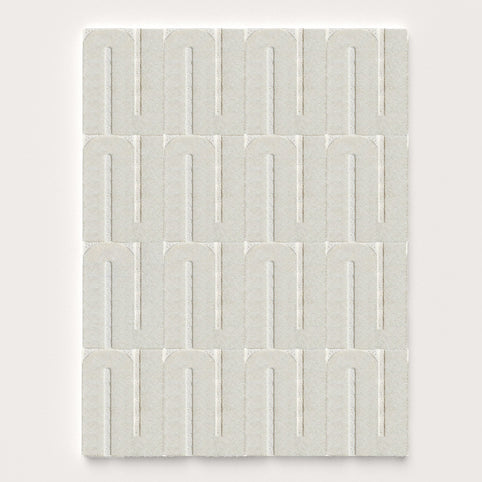 Le tapis blanc crème est un tapis made in france fait main. Le tapis est en laine couleur crème. Il y a un mélange de laine bouclée et laine velours ce qui lui donne un côté texturé, géométrique et contemporain.