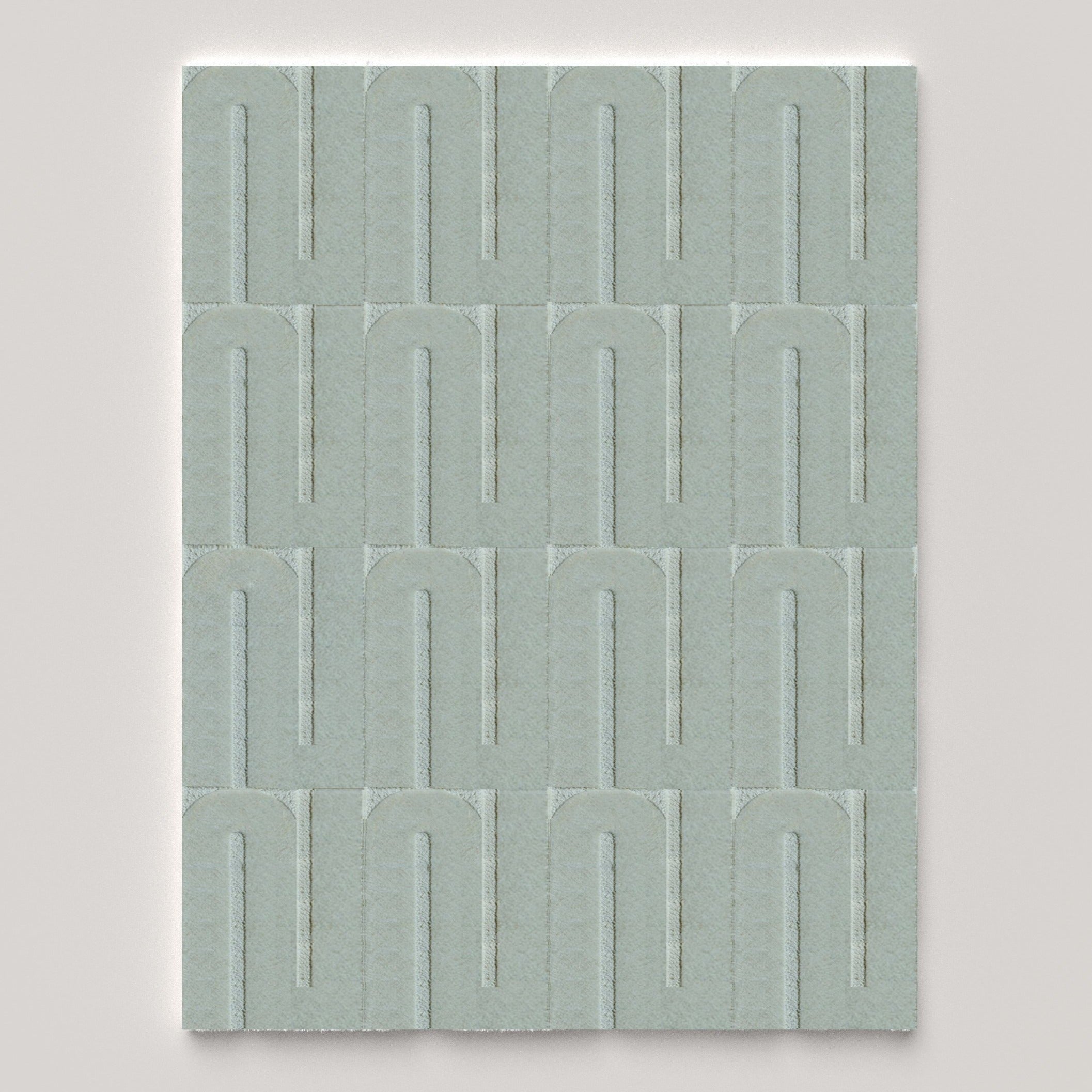 Le tapis seventies est un tapis made in france fait main. Le tapis est en laine bleu opaline. Il y a un mélange de laine bouclée et laine velours ce qui lui donne un côté texturé, géométrique et contemporain.