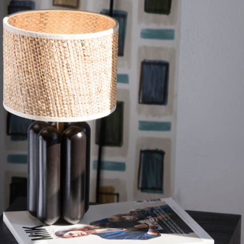 La petite lampe Charlotte Noir, made in France & artisanale ! Un design contemporain et intemporel. Des matériaux nobles et durables. Fabriquée à la main en France. La petite lampe à poser Charlotte Noire a été pensée et dessinée en interne par notre studio de création basé à Paris. Nous souhaitons valoriser l’artisanat français.