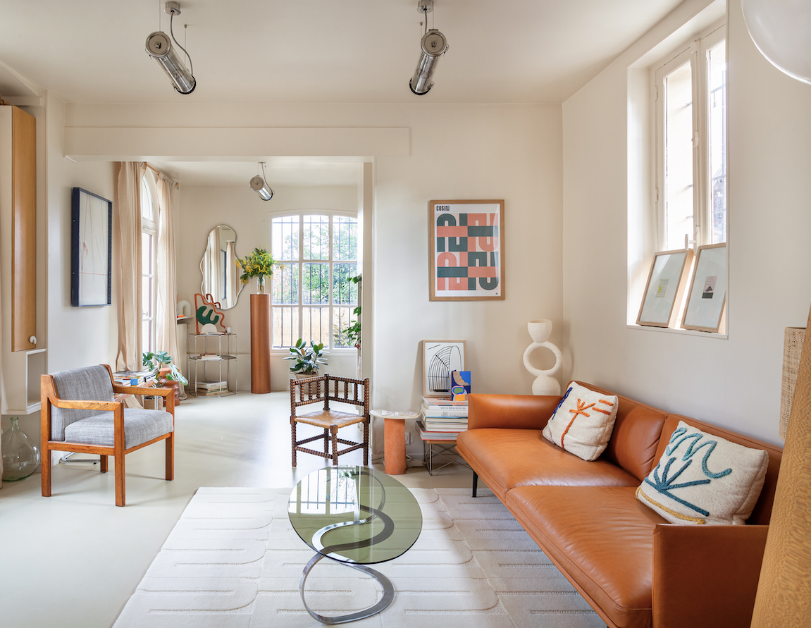 Le tapis blanc crème est mis en situation dans une maison. Le tapis made in france fait main. Le tapis est en laine couleur crème. Il y a un mélange de laine bouclée et laine velours ce qui lui donne un côté texturé, géométrique et contemporain.