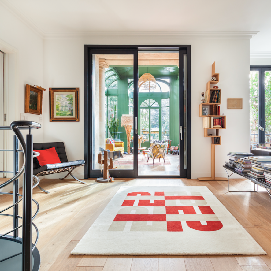 Mise en situation du tapis terracotta dans un appartement design. Ces formes géométriques sont inspirées de l’école du Bauhaus, donnant au tapis un style seventies et contemporain. Made in France & Fait Main Le tapis seventies Baba nait d’une collaboration avec PINTON, l’une des plus grandes références du tapis et de la tapisserie d’exception depuis maintenant 150 ans.