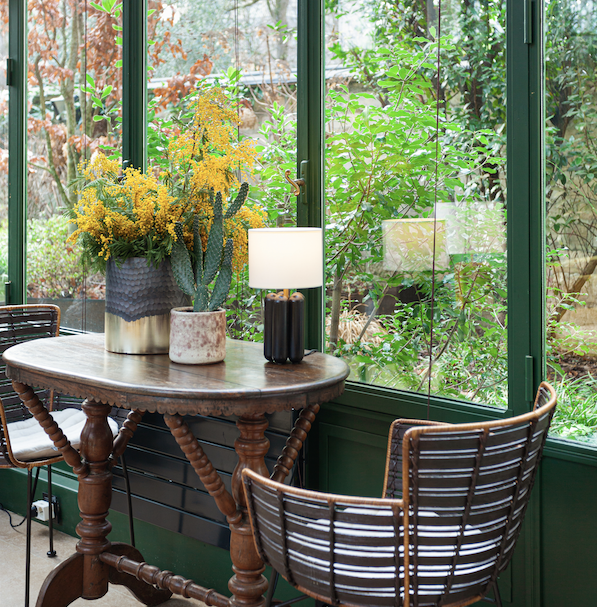 La petite lampe Charlotte Noir, made in France & artisanale ! Un design contemporain et intemporel. Des matériaux nobles et durables. Fabriquée à la main en France. La petite lampe à poser Charlotte Noire a été pensée et dessinée en interne par notre studio de création basé à Paris. Nous souhaitons valoriser l’artisanat français.