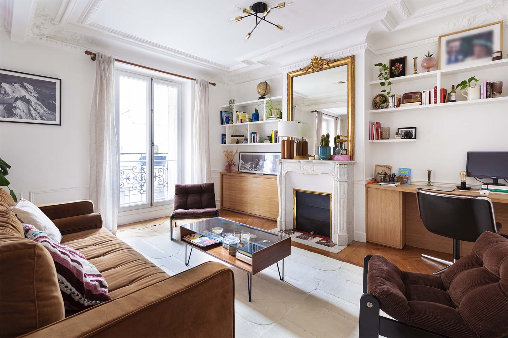 Le tapis blanc crème est mis en situation dans un appartement haussmanien. Le tapis made in france fait main. Le tapis est en laine couleur crème. Il y a un mélange de laine bouclée et laine velours ce qui lui donne un côté texturé, géométrique et contemporain.