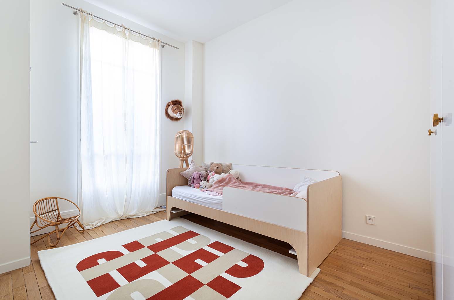 Mise en situation du tapis terracotta dans une chambre d'enfant rose poudré. Ces formes géométriques sont inspirées de l’école du Bauhaus, donnant au tapis un style seventies et contemporain. Made in France & Fait Main Le tapis seventies Baba nait d’une collaboration avec PINTON, l’une des plus grandes références du tapis et de la tapisserie d’exception depuis maintenant 150 ans.