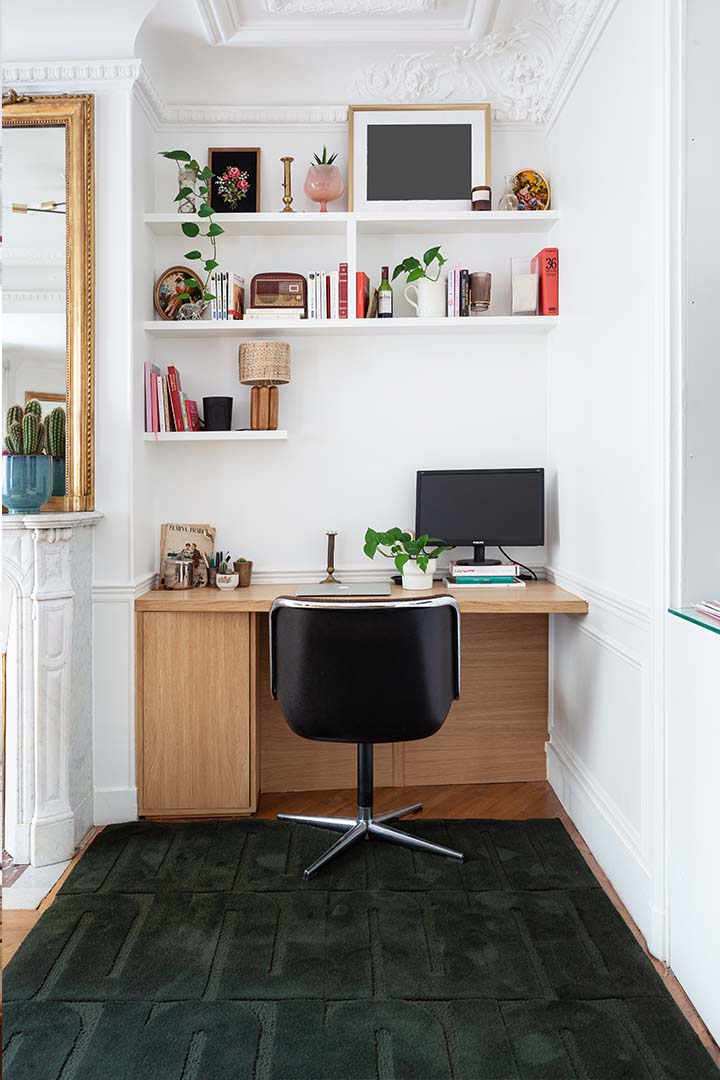 Le Made in France Opéra dans un bureau d'un appartement haussmannien. Le tapis seventies est un tapis made in france fait main. Le tapis est en laine vert sapin. Il y a un mélange de laine bouclée et laine velours ce qui lui donne un côté texturé, géométrique et contemporain.