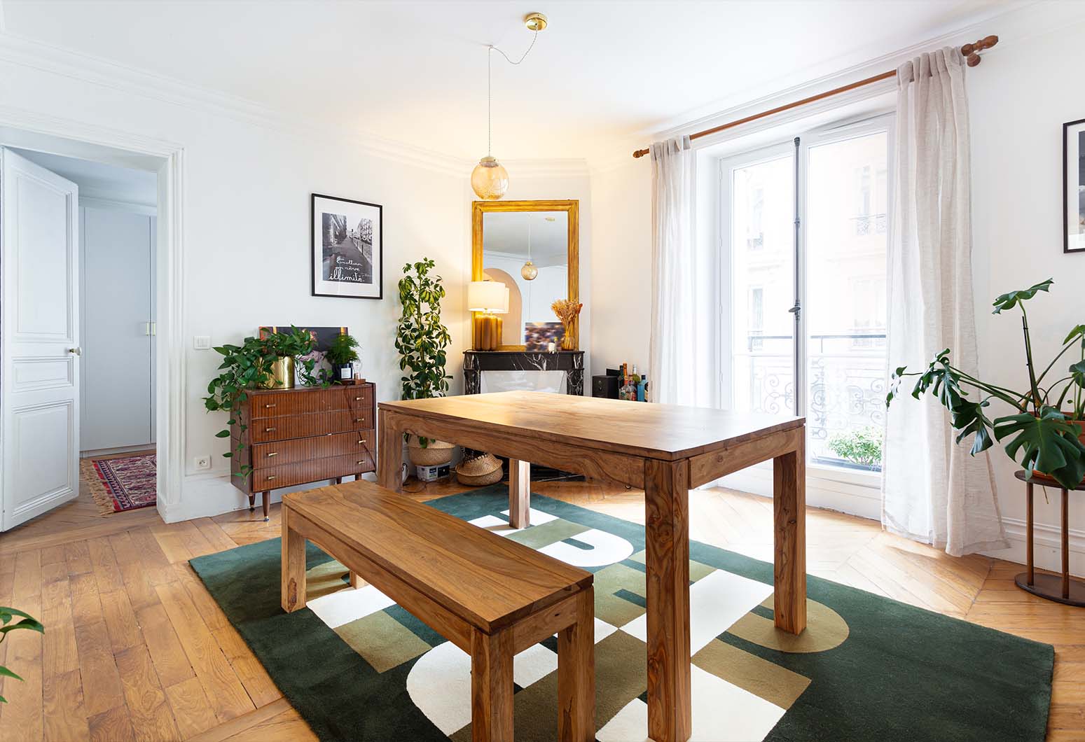 Tapis Seventies vert dans une salle à manger. Ces formes géométriques sont inspirées de l’école du Bauhaus, donnant au tapis un style seventies et contemporain. Made in France & Fait Main Le tapis seventies Baba nait d’une collaboration avec PINTON, l’une des plus grandes références du tapis et de la tapisserie d’exception depuis maintenant 150 ans.