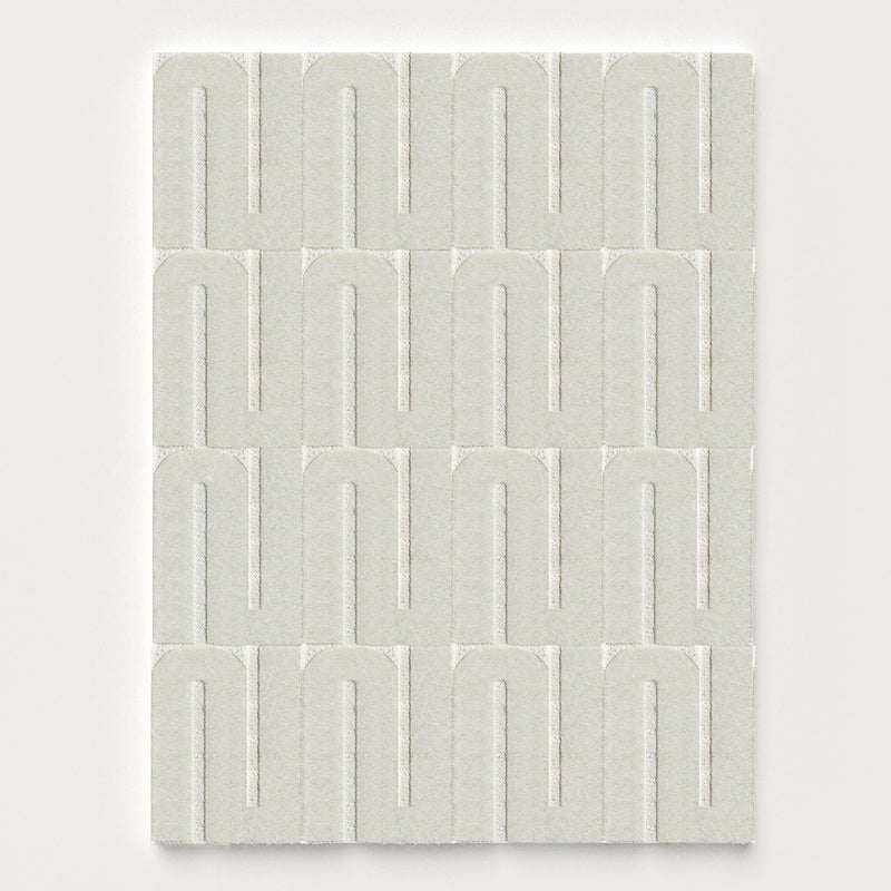 Le tapis blanc crème est un tapis made in france fait main. Le tapis est en laine couleur crème. Il y a un mélange de laine bouclée et laine velours ce qui lui donne un côté texturé, géométrique et contemporain.