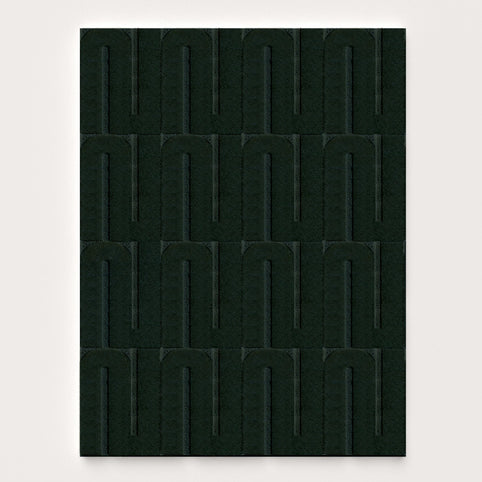  Le tapis seventies est un tapis made in france fait main. Le tapis est en laine vert sapin. Il y a un mélange de laine bouclée et laine velours ce qui lui donne un côté texturé, géométrique et contemporain.