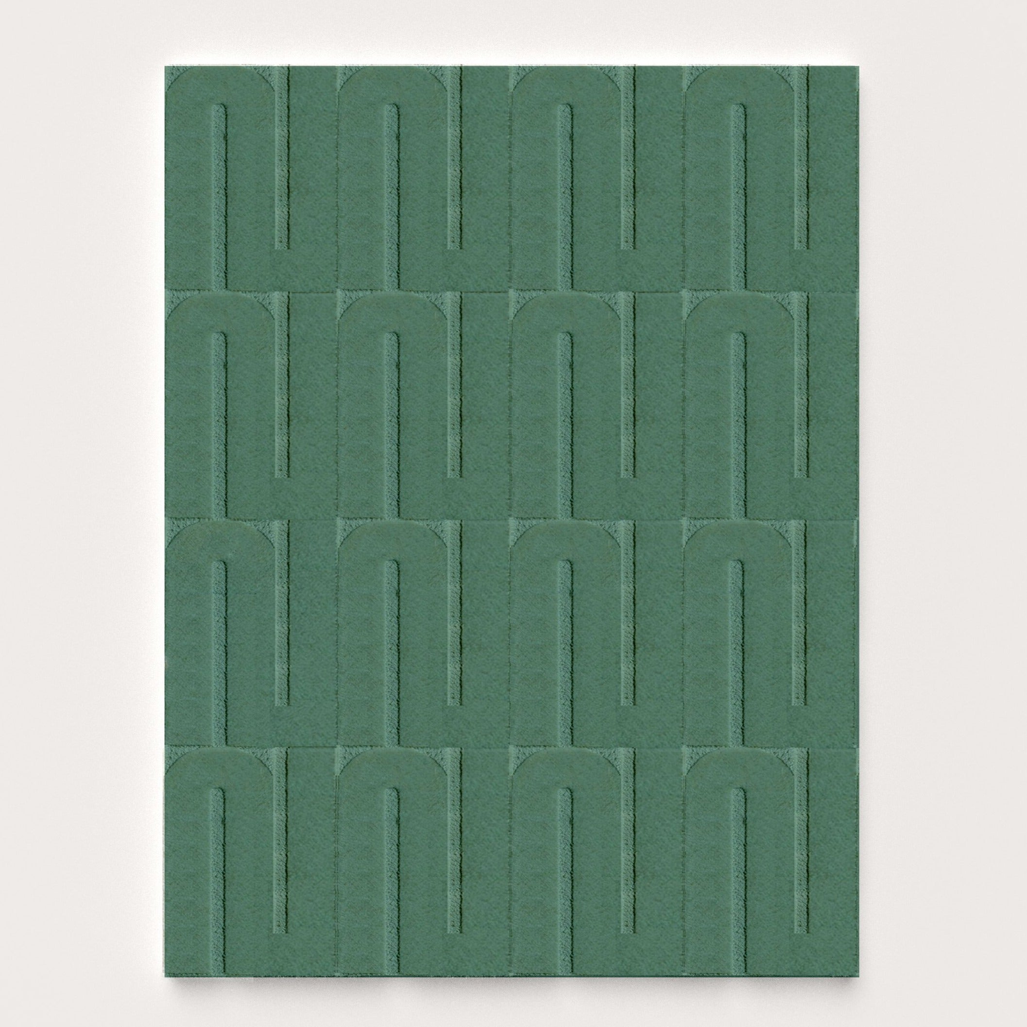 Le tapis a un style seventies. Le tapis made in france est fait main. Le tapis est en laine verte. Il y a un mélange de laine bouclée et laine velours ce qui lui donne un côté texturé, géométrique et contemporain