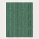 Le tapis a un style seventies. Le tapis made in france est fait main. Le tapis est en laine verte. Il y a un mélange de laine bouclée et laine velours ce qui lui donne un côté texturé, géométrique et contemporain