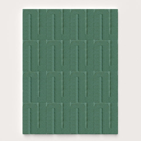 Le tapis a un style seventies. Le tapis made in france est fait main. Le tapis est en laine verte. Il y a un mélange de laine bouclée et laine velours ce qui lui donne un côté texturé, géométrique et contemporain