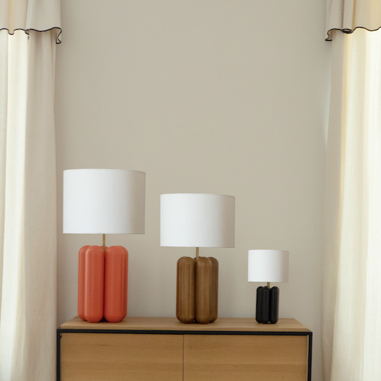 La petite lampe Charlotte Noir, made in France & artisanale ! Un design contemporain et intemporel. Des matériaux nobles et durables. Fabriquée à la main en France. La petite lampe à poser Charlotte Noire a été pensée et dessinée en interne par notre studio de création basé à Paris. Nous souhaitons valoriser l’artisanat français.