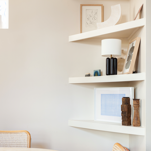 La petite lampe Charlotte Noir, made in France & artisanale ! Un design contemporain et intemporel. Des matériaux nobles et durables. Fabriquée à la main en France. La petite lampe à poser Charlotte Noire a été pensée et dessinée en interne par notre studio de création basé à Paris. Nous souhaitons valoriser l’artisanat français. 