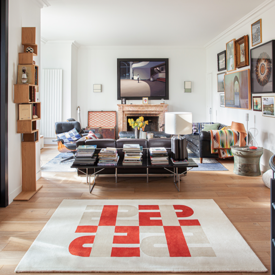 Mise en situation du tapis terracotta dans un appartement design. Ces formes géométriques sont inspirées de l’école du Bauhaus, donnant au tapis un style seventies et contemporain. Made in France & Fait Main Le tapis seventies Baba nait d’une collaboration avec PINTON, l’une des plus grandes références du tapis et de la tapisserie d’exception depuis maintenant 150 ans.