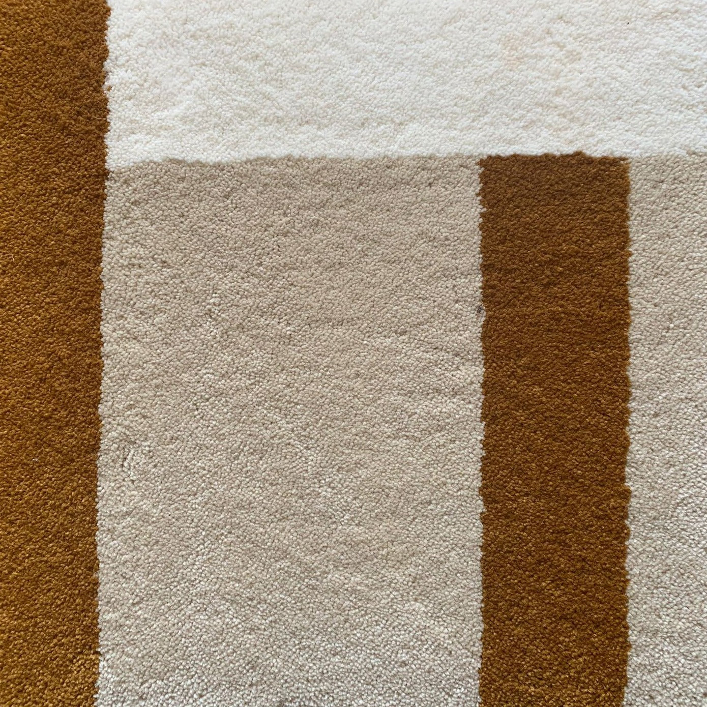 Zoom sur le tapis Seventies Ambre ! Ces formes géométriques sont inspirées de l’école du Bauhaus, donnant au tapis un style seventies et contemporain. Made in France & Fait Main Le tapis couleur ambre nait d’une collaboration avec PINTON, l’une des plus grandes références du tapis et de la tapisserie d’exception depuis maintenant 150 ans.