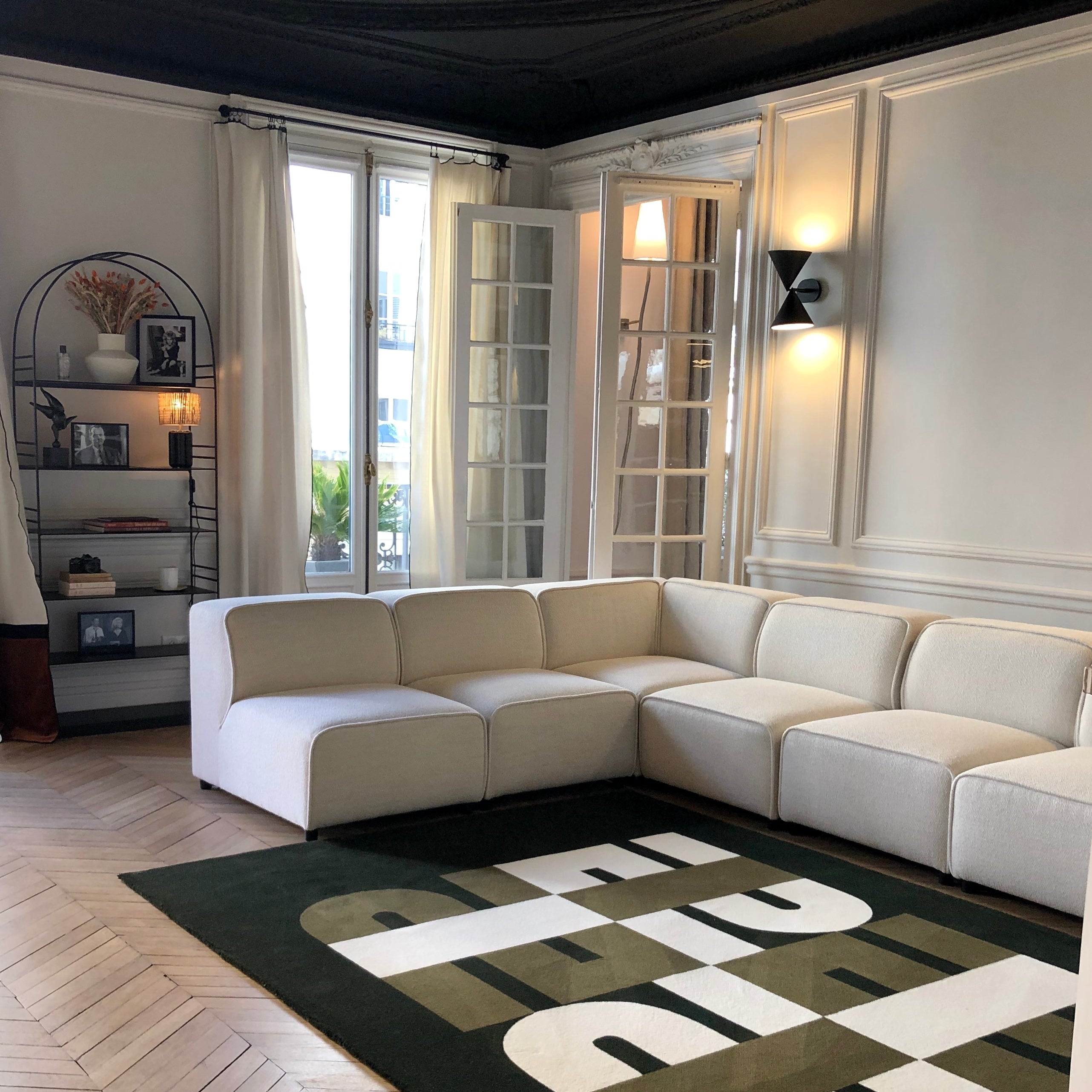 Mise en situation du tapis Seventies vert dans un salon. Ces formes géométriques sont inspirées de l’école du Bauhaus, donnant au tapis un style seventies et contemporain. Made in France & Fait Main Le tapis seventies Baba nait d’une collaboration avec PINTON, l’une des plus grandes références du tapis et de la tapisserie d’exception depuis maintenant 150 ans. 