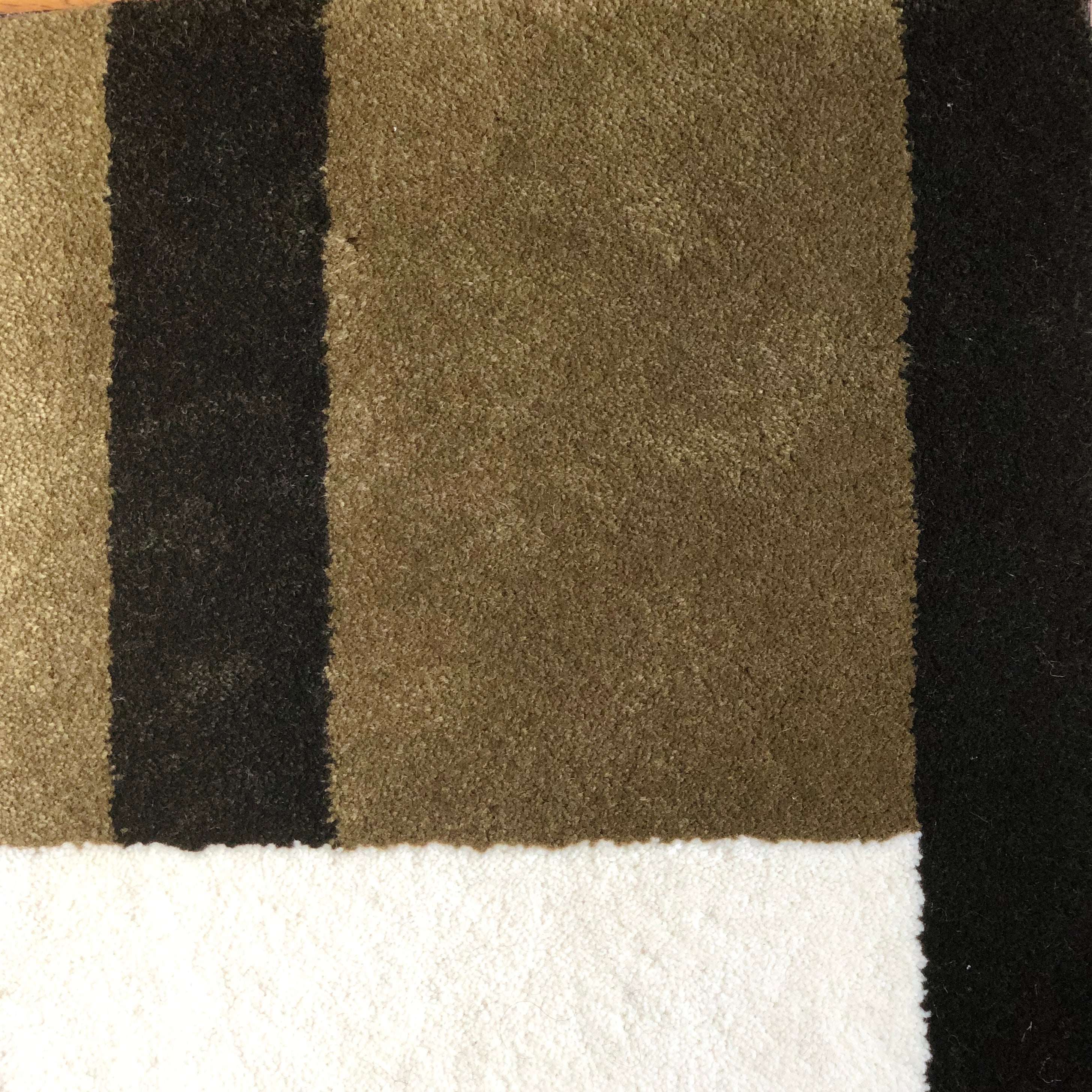 Zoom du tapis Seventies vert. Ces formes géométriques sont inspirées de l’école du Bauhaus, donnant au tapis un style seventies et contemporain. Made in France & Fait Main Le tapis seventies Baba nait d’une collaboration avec PINTON, l’une des plus grandes références du tapis et de la tapisserie d’exception depuis maintenant 150 ans. 