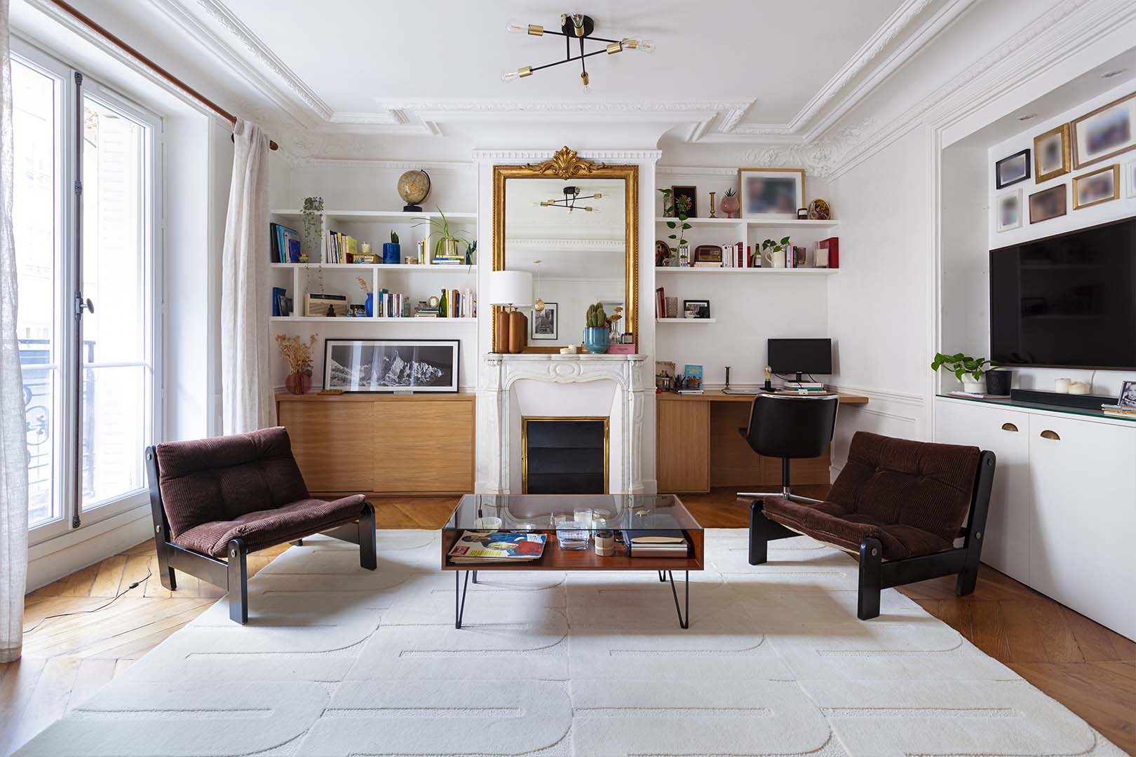 Le tapis blanc crème est mis en situation dans un salon. Le tapis made in france fait main. Le tapis est en laine couleur crème. Il y a un mélange de laine bouclée et laine velours ce qui lui donne un côté texturé, géométrique et contemporain.
