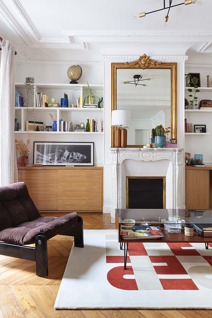 Mise en situation du tapis terracotta dans un salon. Ces formes géométriques sont inspirées de l’école du Bauhaus, donnant au tapis un style seventies et contemporain. Made in France & Fait Main Le tapis seventies Baba nait d’une collaboration avec PINTON, l’une des plus grandes références du tapis et de la tapisserie d’exception depuis maintenant 150 ans.