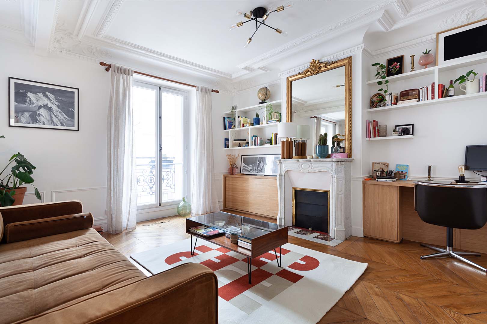 Mise en situation du tapis terracotta dans un salon. Ces formes géométriques sont inspirées de l’école du Bauhaus, donnant au tapis un style seventies et contemporain. Made in France & Fait Main Le tapis seventies Baba nait d’une collaboration avec PINTON, l’une des plus grandes références du tapis et de la tapisserie d’exception depuis maintenant 150 ans.