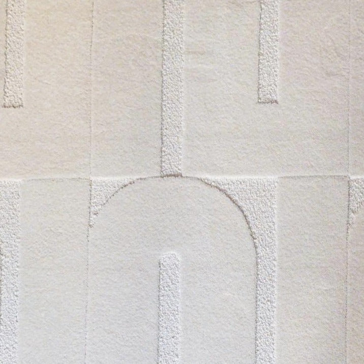 zoom sur le tapis blanc crème. mélange de laine bouclée crème et de laine velours