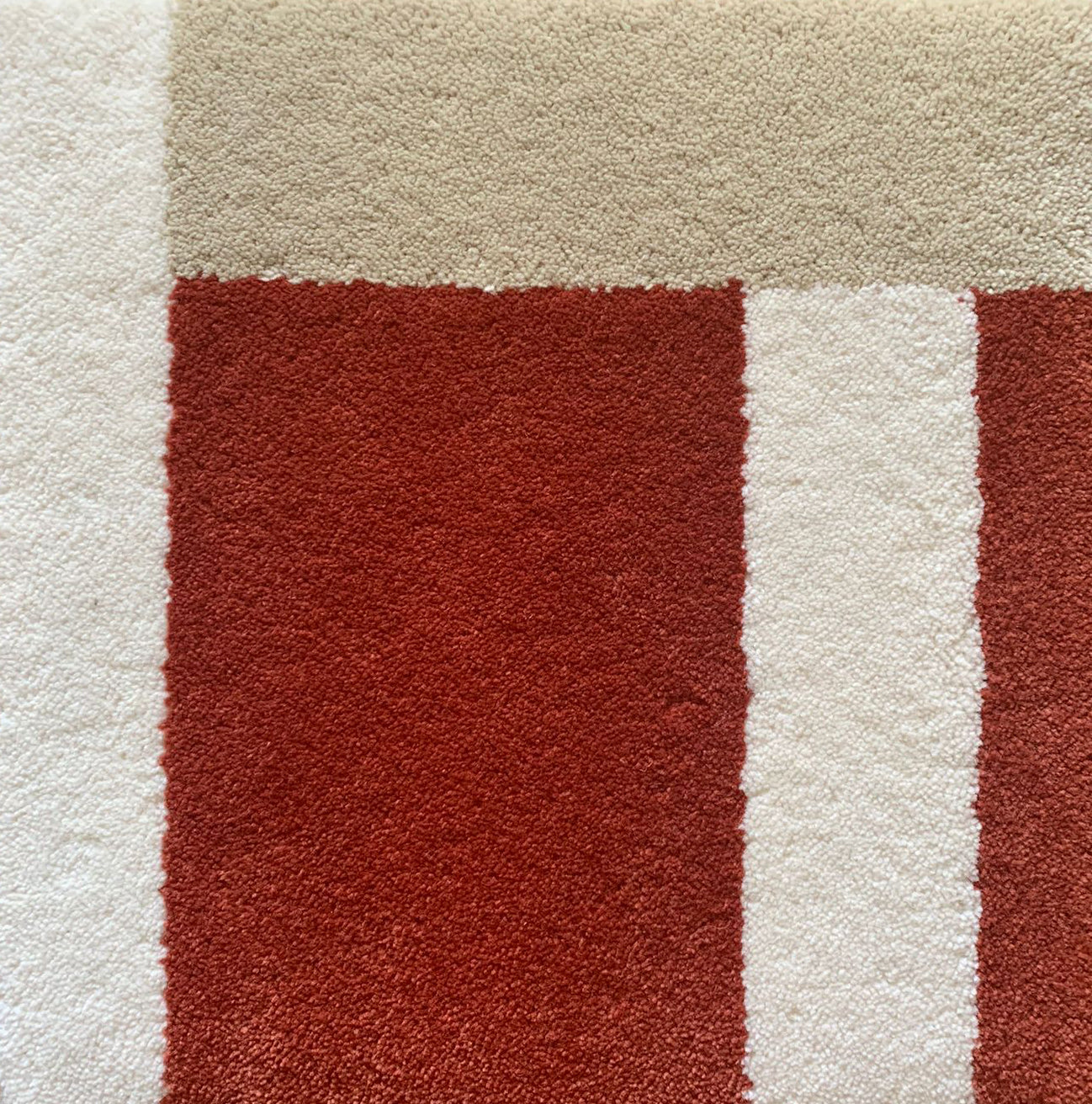 Zoom sur le tapis Seventies Baba en laine, couleur terracotta ! Ces formes géométriques sont inspirées de l’école du Bauhaus, donnant au tapis un style seventies et contemporain. Made in France & Fait Main Le tapis seventies Baba nait d’une collaboration avec PINTON, l’une des plus grandes références du tapis et de la tapisserie d’exception depuis maintenant 150 ans. 
